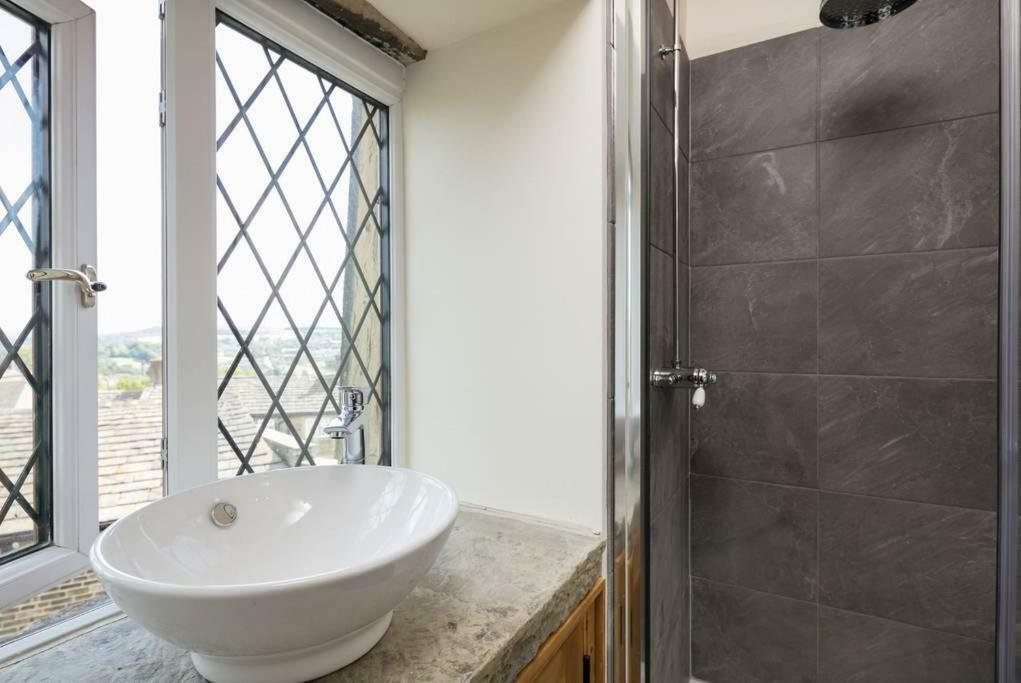 Stunning Blackberry With Log Burner - Located On Main Street * Haworth