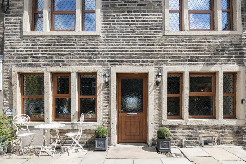 Stunning Blackberry With Log Burner - Located On Main Street Haworth