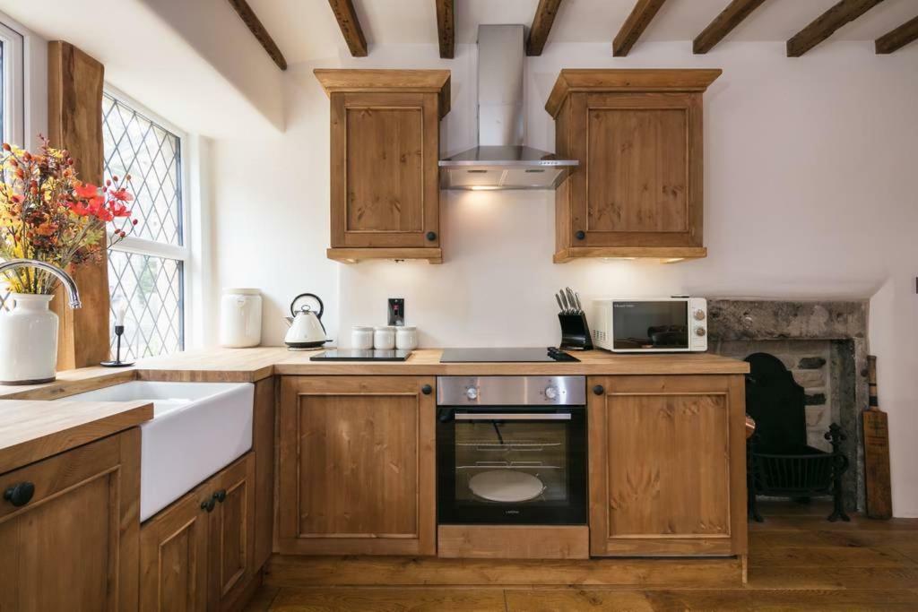 Stunning Blackberry With Log Burner - Located On Main Street Ferienhaus *
