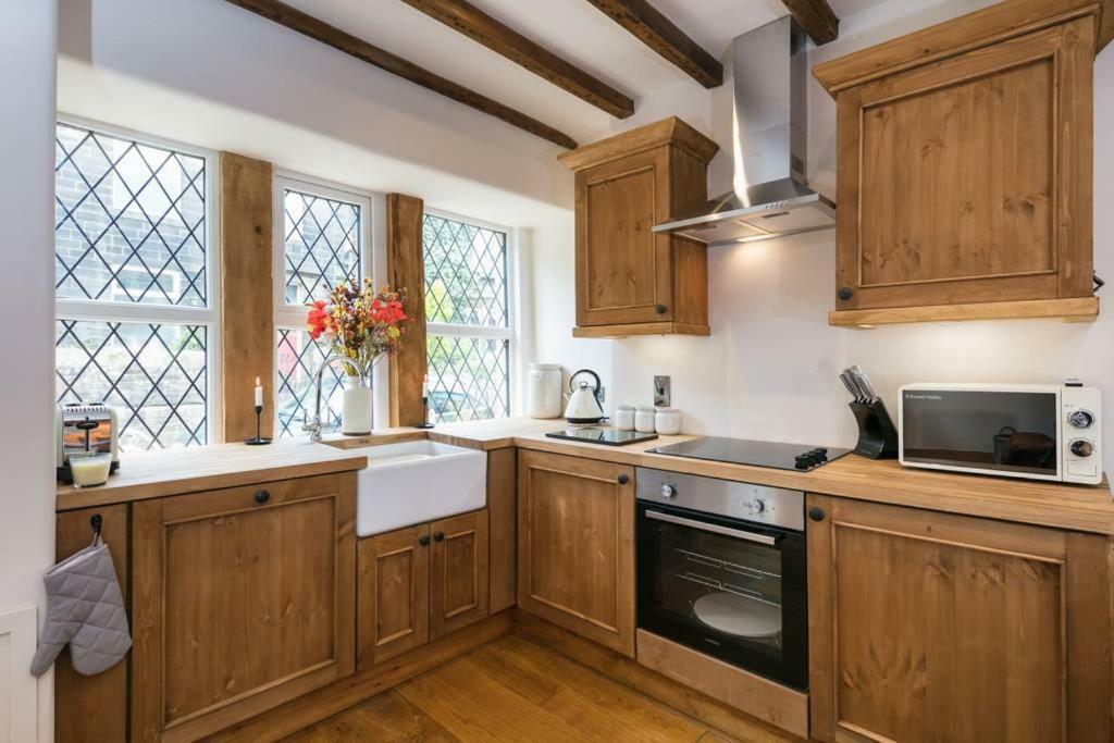 Stunning Blackberry With Log Burner - Located On Main Street *