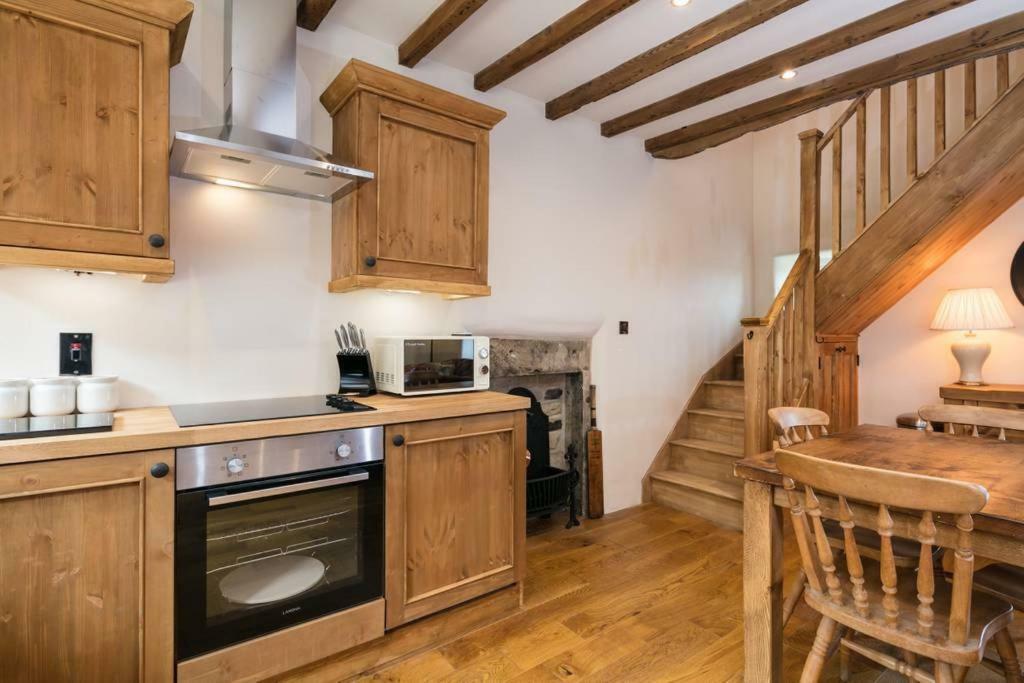Stunning Blackberry With Log Burner - Located On Main Street