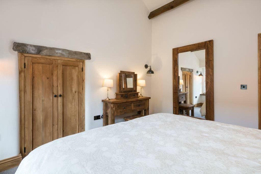 Stunning Blackberry With Log Burner - Located On Main Street * Haworth